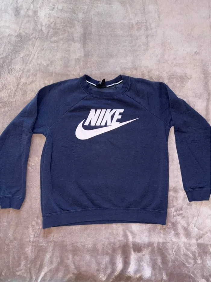 Sweat Nike femme taille S bleu foncé en très bon état - photo numéro 3