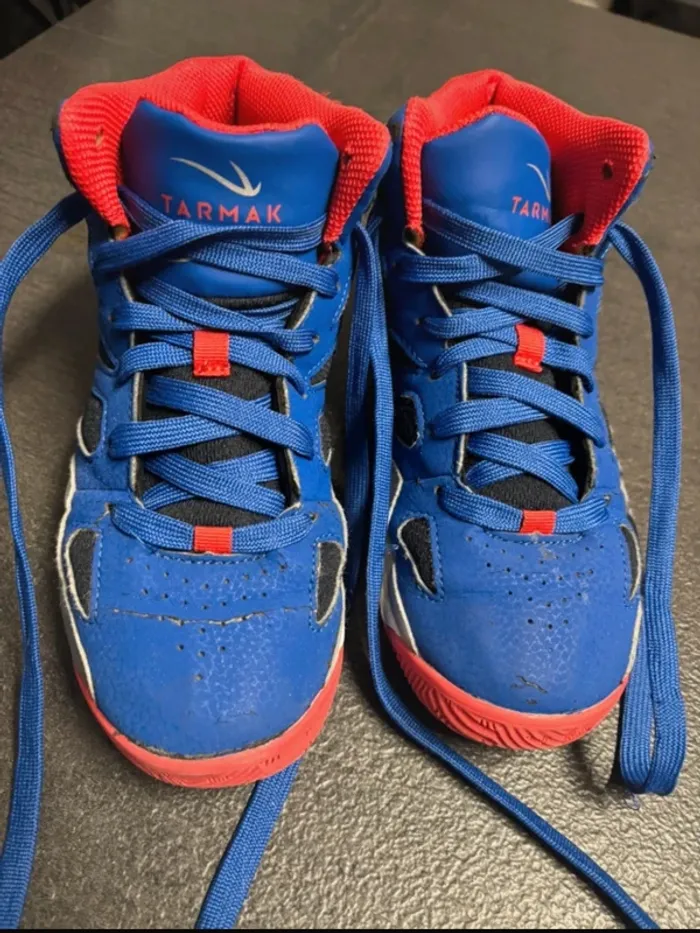 Baskets Tarmak T.35 bleu et rouge – très bon état