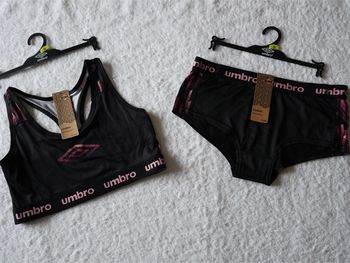 Ensemble de sport Umbro noir/rose neuf : Brassière + shorty pour Femme Taille : S (36)