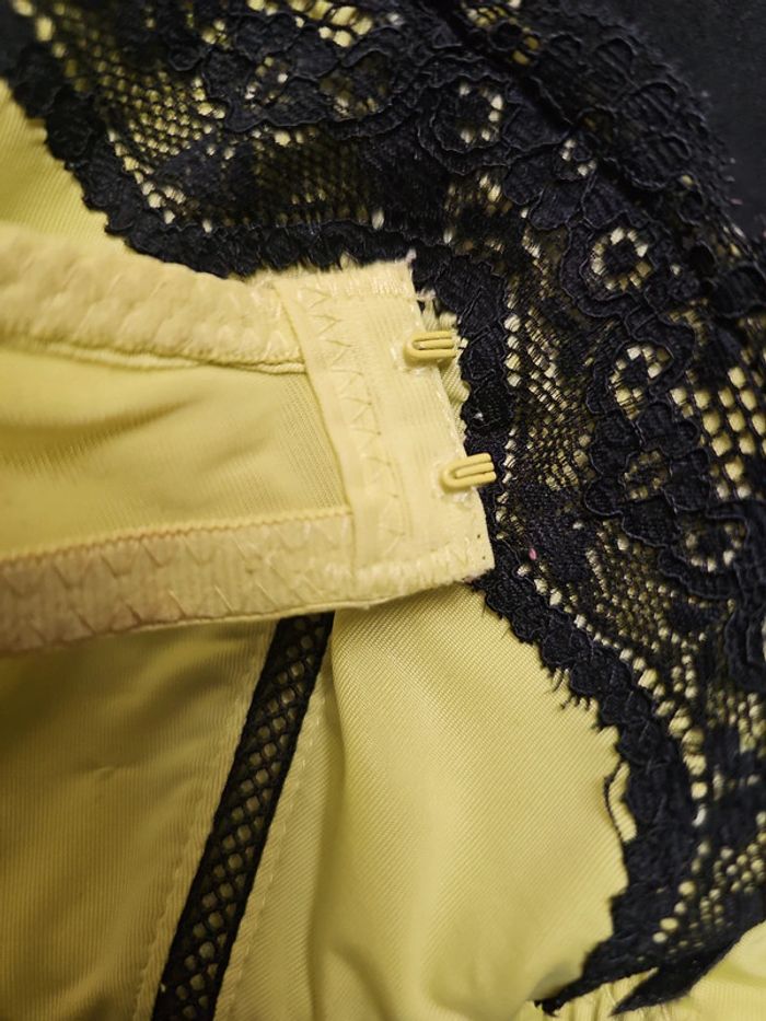 Soutien gorge jaune - photo numéro 3