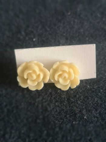 Boucles en forme de roses jaunes pâles