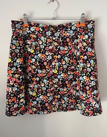 Jupe d’été courte et légère a fleurs multicolores