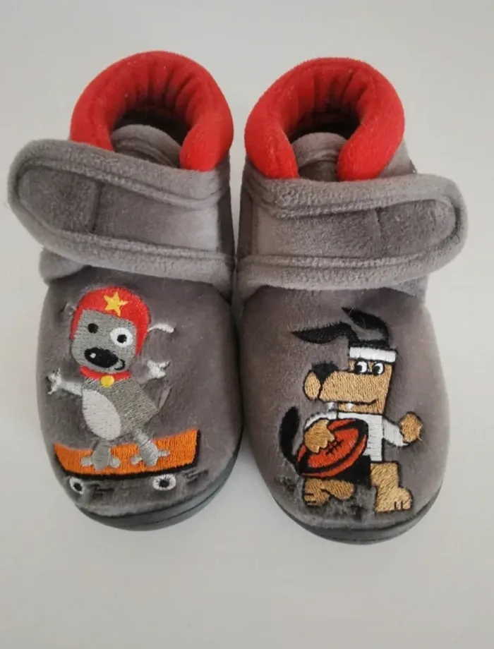 Jolie paire de chausson marque Isotoner pointure 20 en parfait état