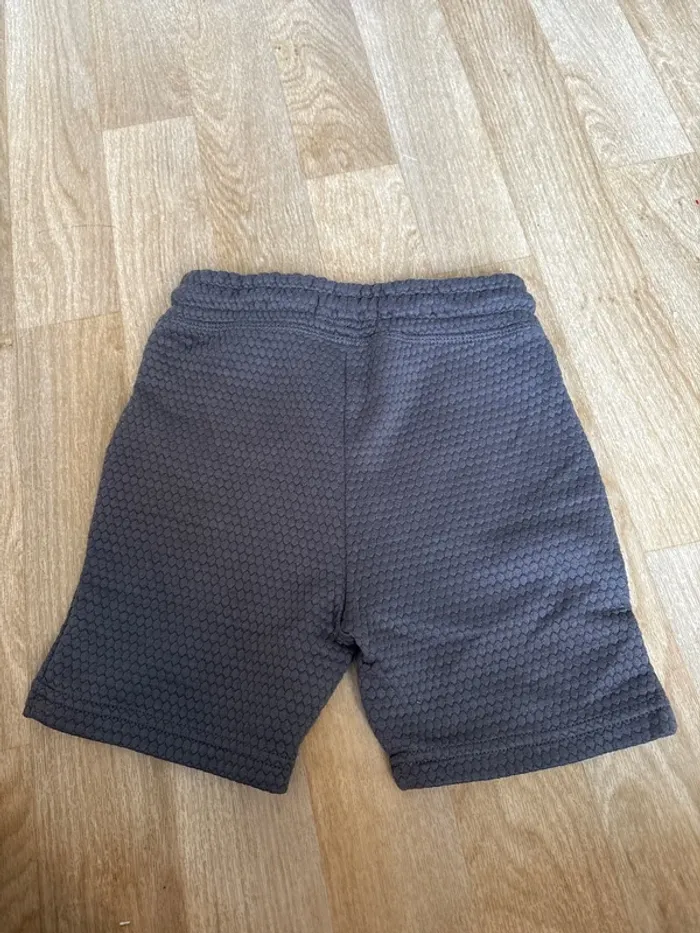 Short Primark taille 3/4 ans - photo numéro 2