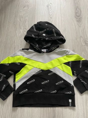 Pull court à capuche 7/8 ans