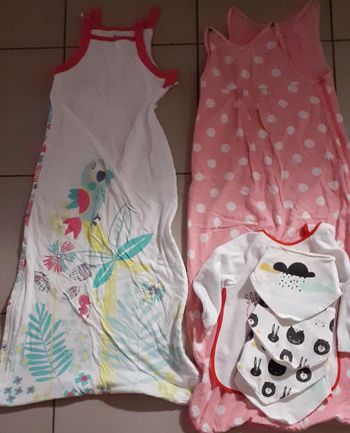 Lot de 2 gigoteuses + 5 bavoirs 