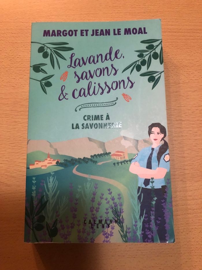 Livre broché Cosy Mystery « Lavande, savons et calissons »
