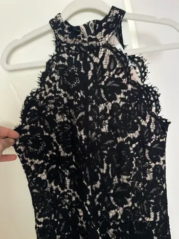 Robe chic noir fond beige