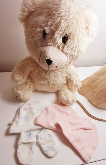 Lot bonnets naissance et paire de moufles