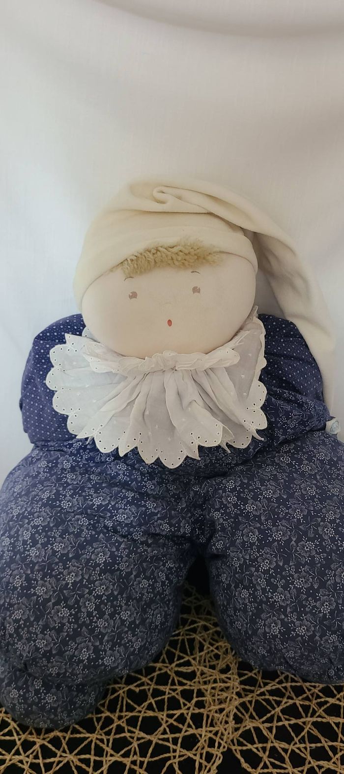 Doudou poupée lutin bleu marine fleurs bonnet blanc MOULIN ROTY grand format