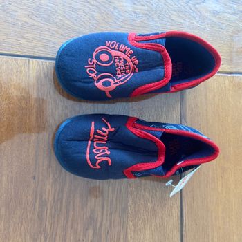 Chaussons neuves T27