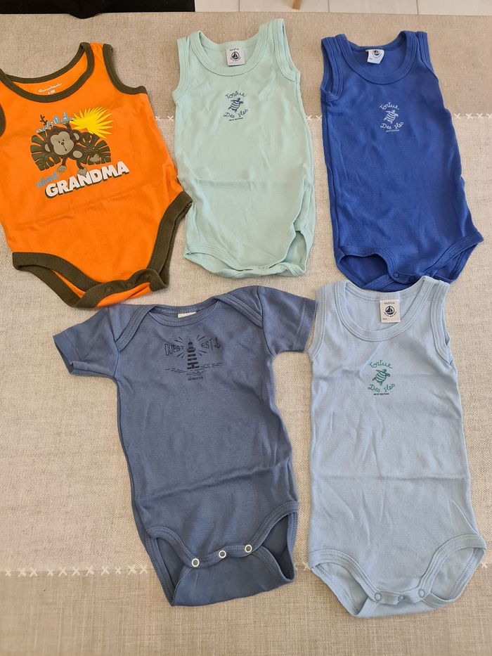 Lot bodys petits bateaux très bon état 6 mois