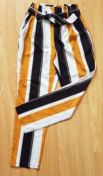 Pantalon rayé taille haute froncée ceinturée