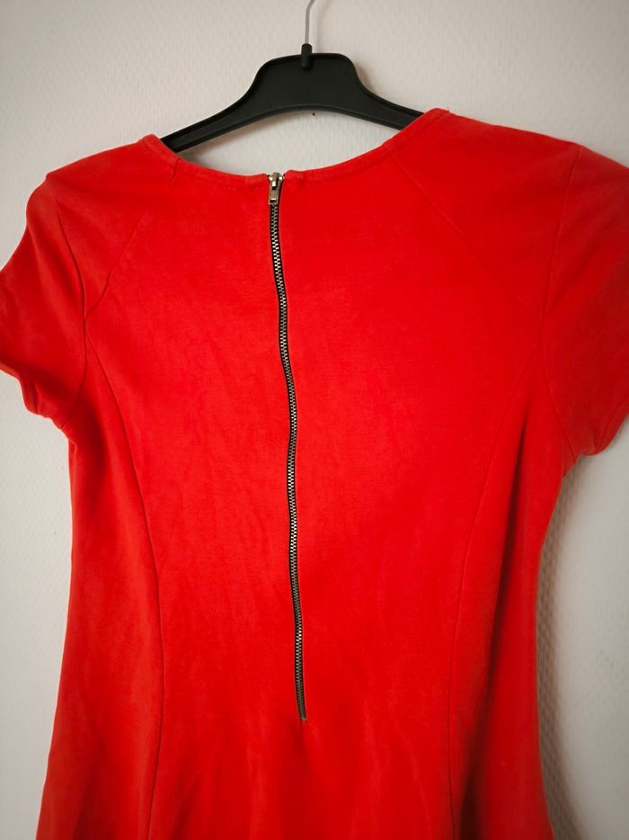 Robe rouge simple avec fermeture éclair à l'arrière taille 38 - photo numéro 5