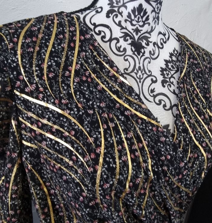 robe longue d'été ou cérémonie fluide noir fleuri et or
Taille 36/38 - photo numéro 3