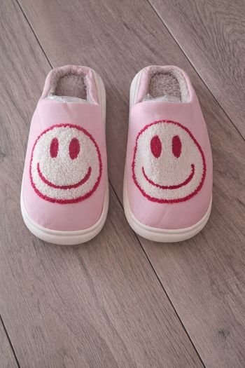 Chaussons pantoufles smiley confortable Mixte rose blanc