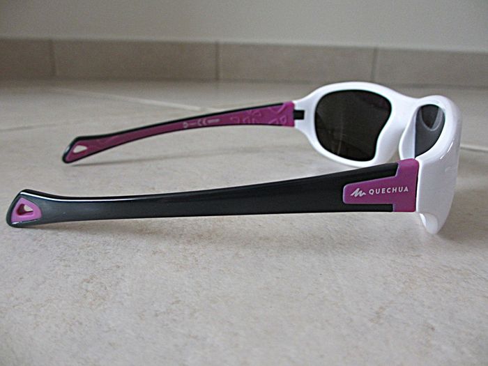 Lunettes de soleil randonnée 6-10 ans Quechua avec étui et bandeau de maintien - photo numéro 4