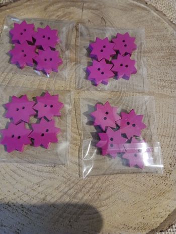 Lot de 4 sachets de boutons en bois étoiles rose