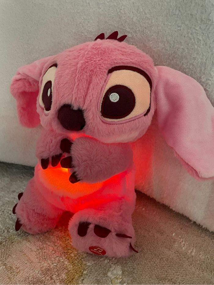 Peluche Disney Angel Stitch Interactive Respirante veuillese de nuit pour bébé qui respire 🩷 - photo numéro 2