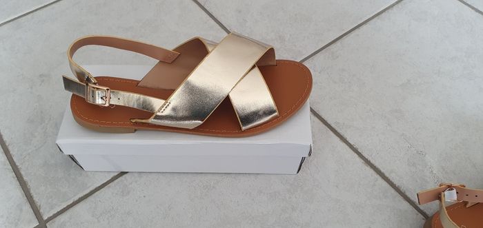 Sandale SUREDELLE tout neuf en cuir. Taille 38 - photo numéro 2