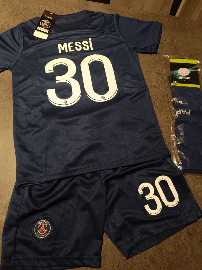 Tenue foot Léo Messi PSG bleu. T24