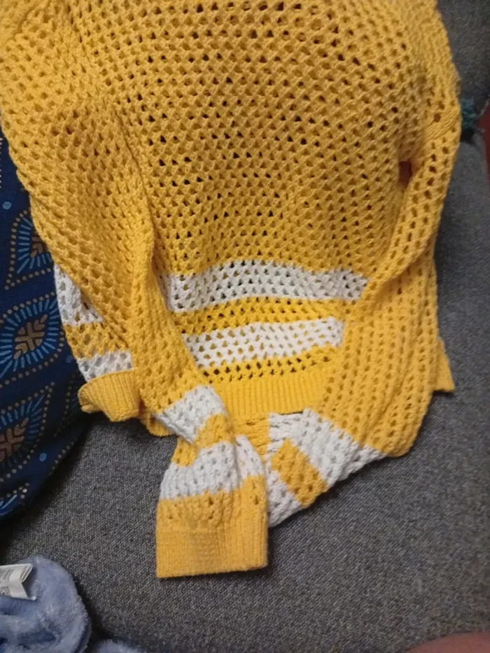 Pull ajouré jaune et blanc C&A - photo numéro 2