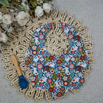 Bavoir forme fleur motif lapin