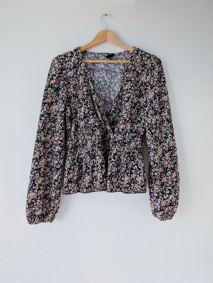 Blouse à manches longues péplum cache-cœur fleurie bohème chic tendance Taille 38 M
Très bon état - photo numéro 6