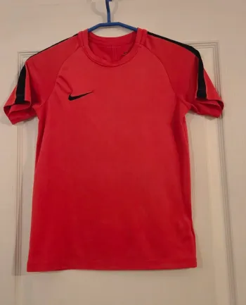 T-shirt Nike Dri-FIT – rouge et noir – Taille M (137-147 cm / 10-12 ans)