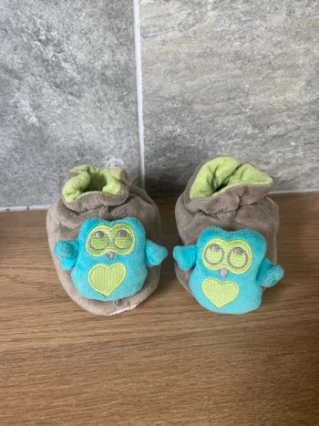 Jolie paire de chausson pour bébé avec des hiboux