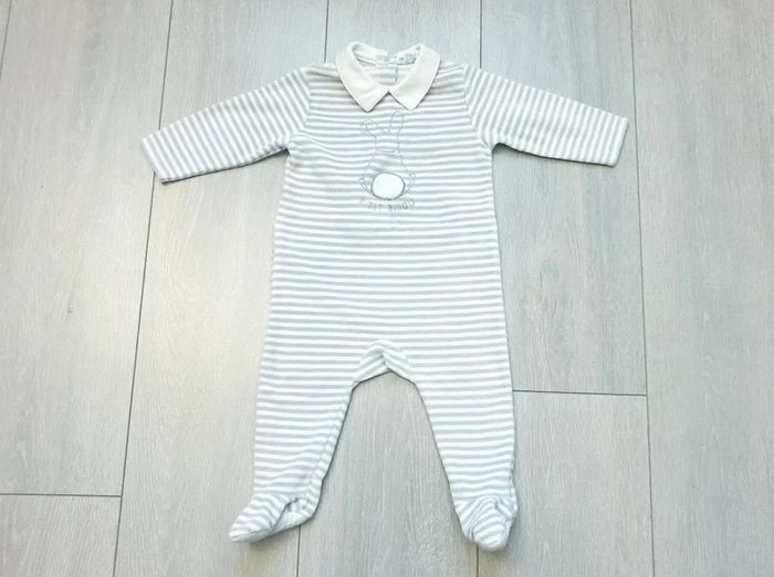 Pyjama gris en blanc. Garçon 6 mois. Marque P'tit bisou