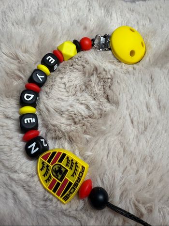 Attache tétine porsche