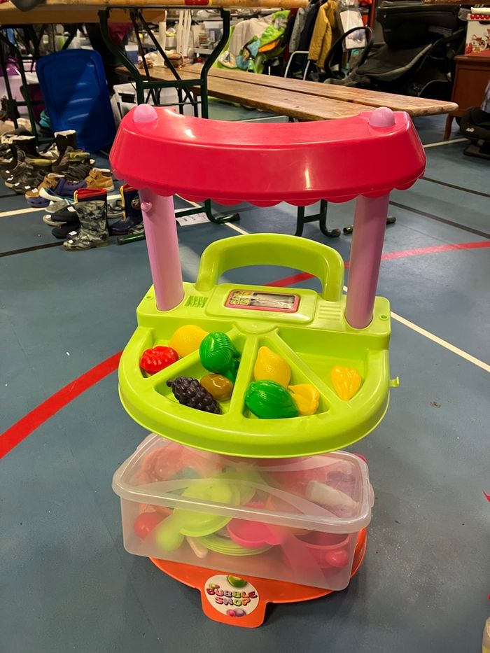 Marchande et ses fruits et légumes