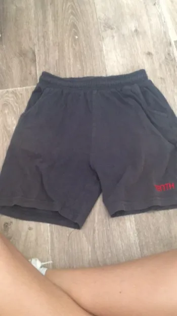 Short garçon noir avec un lacet rouge