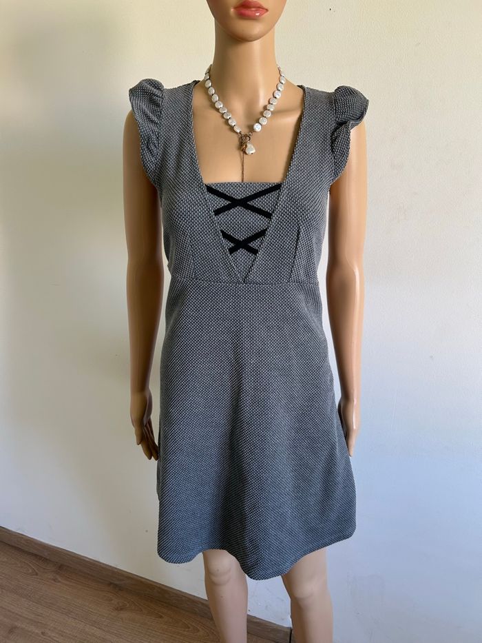 Robe grise à manches courtes Naf Naf taille 36 jamais portée - photo numéro 1