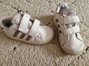 Basket adidas à scratch taille 25