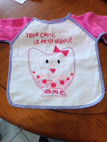 Bavoir rose à manches