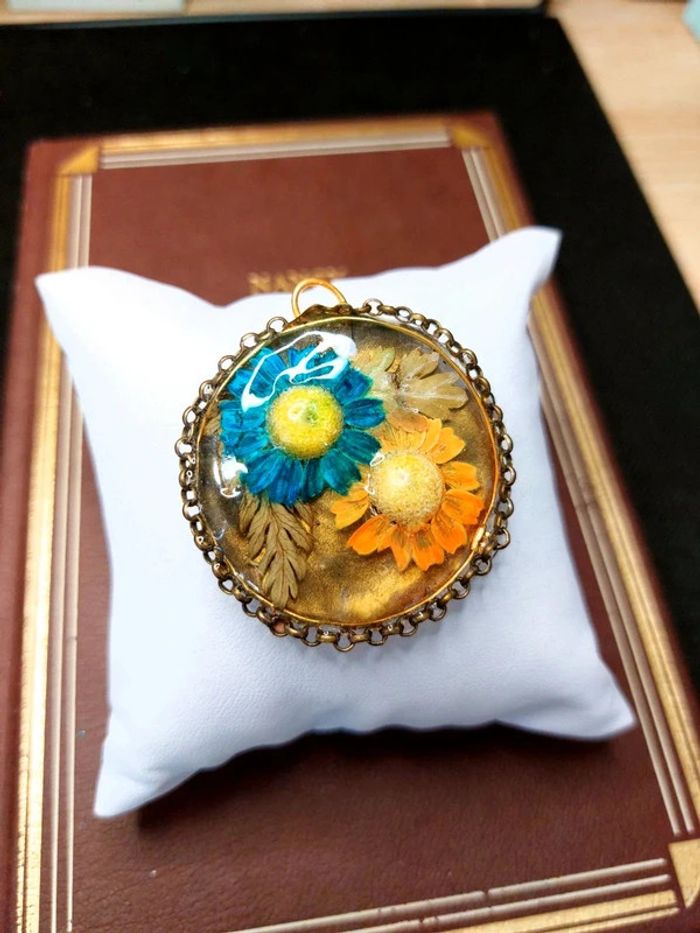 Magnifique pendentif médaillon en résine avec véritable fleurs - photo numéro 2