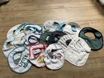 Lot de 19 bavoirs