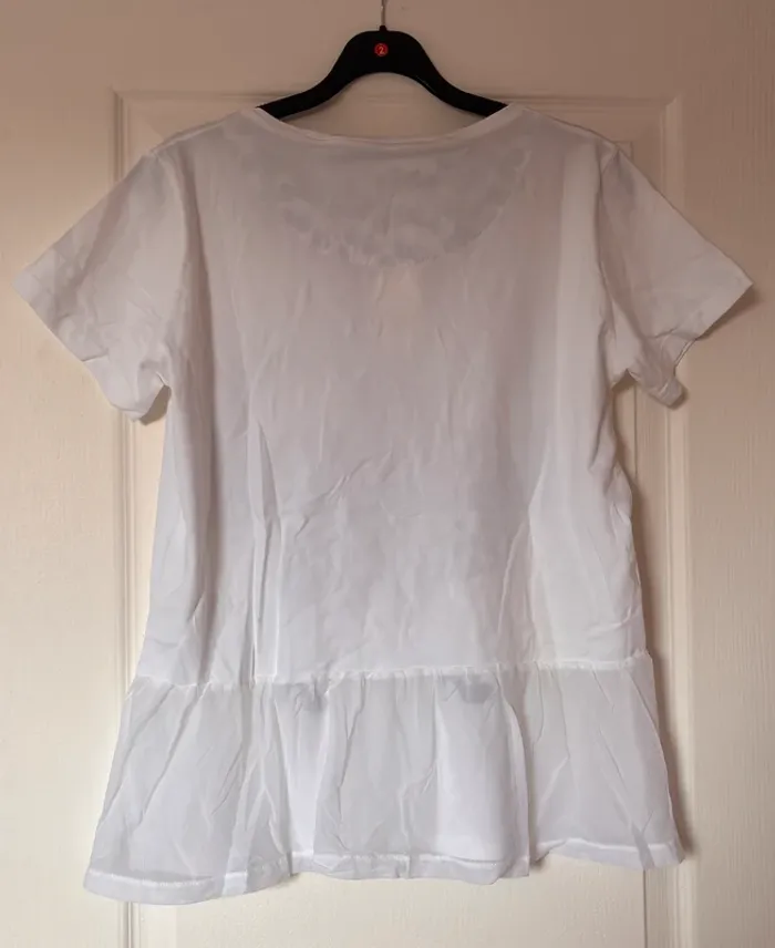 T-shirt blanc avec motifs féminins noirs et tulle - photo numéro 4