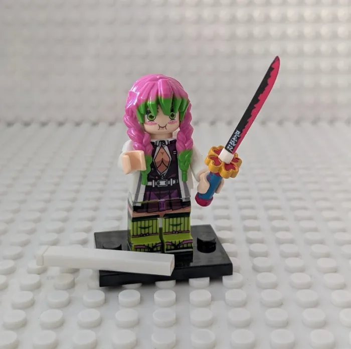 Figurine Demon Slayer : Mitsuri Kanroji (Piliers de l’Amour), style lego