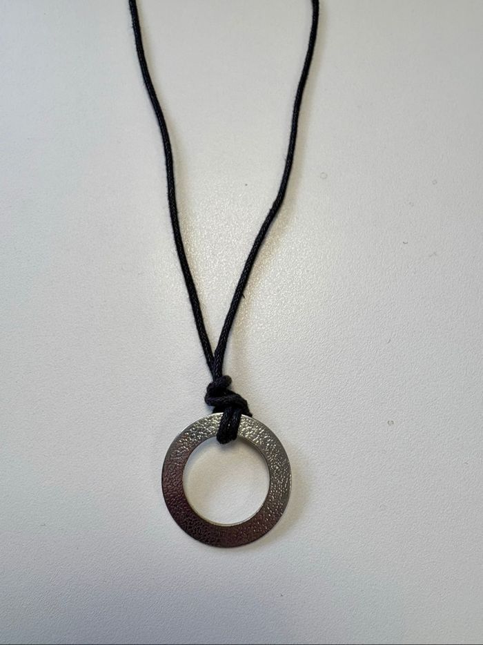 Collier cordon noir avec pendentif cercle en métal - photo numéro 2