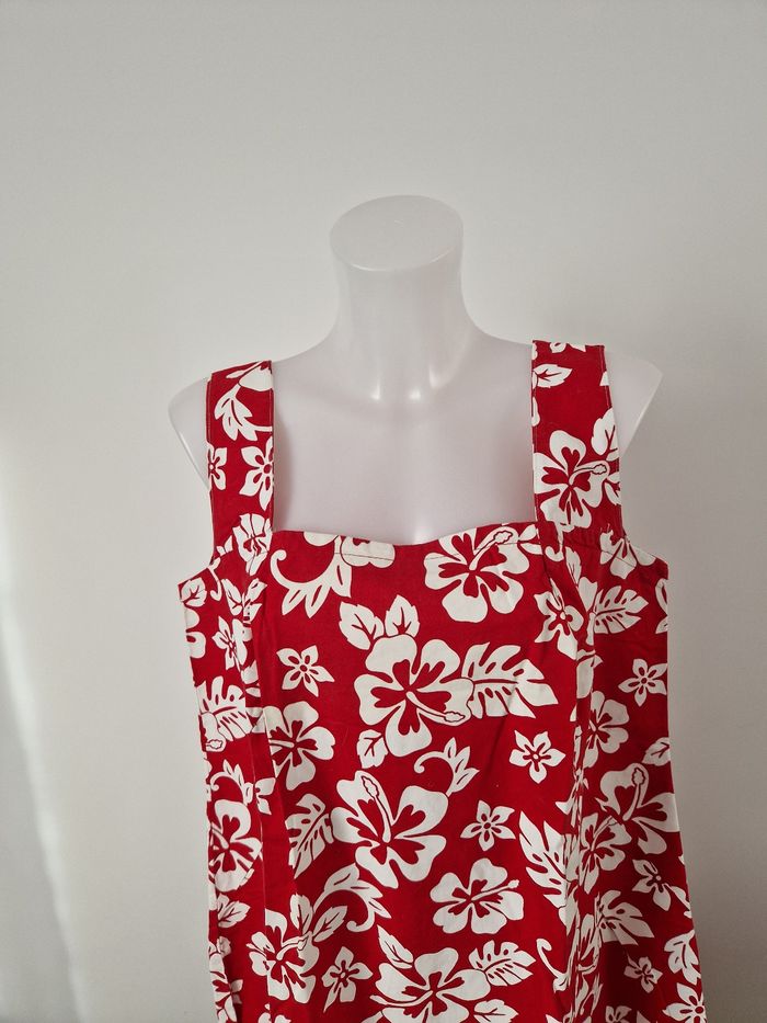 Robe polynésienne rouge à motif fleurs blanche - photo numéro 2