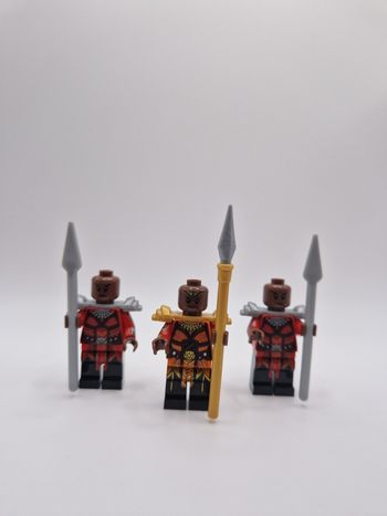 Figurines type lego Okoye générale du Wakanda + 2 guerrières du Wakanda Marvel