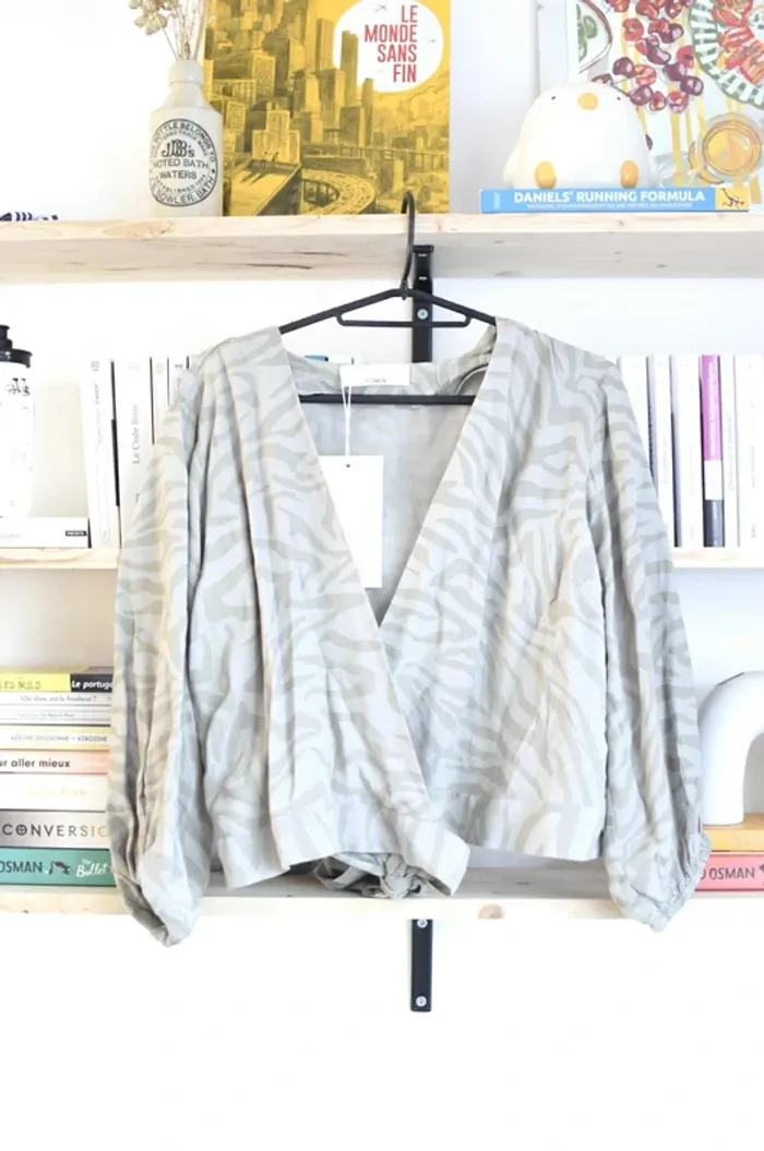 Blouse Guido Maria Kretschmer for About You en taille S - Neuve avec étiquettes - photo numéro 2