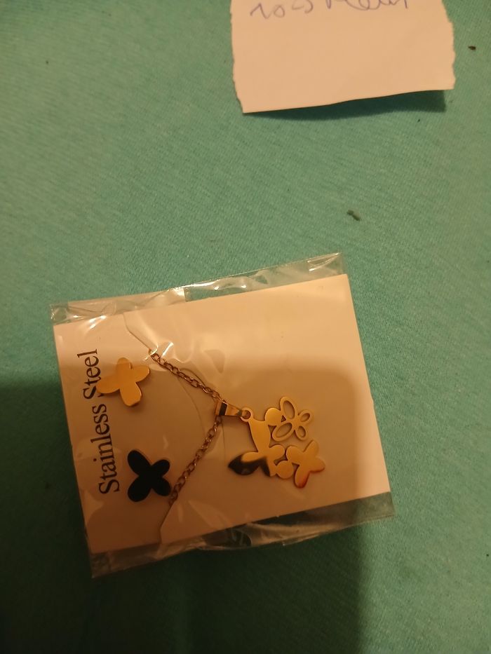 Collier et boucles d oreille dorée 3 fleurs neuf 11