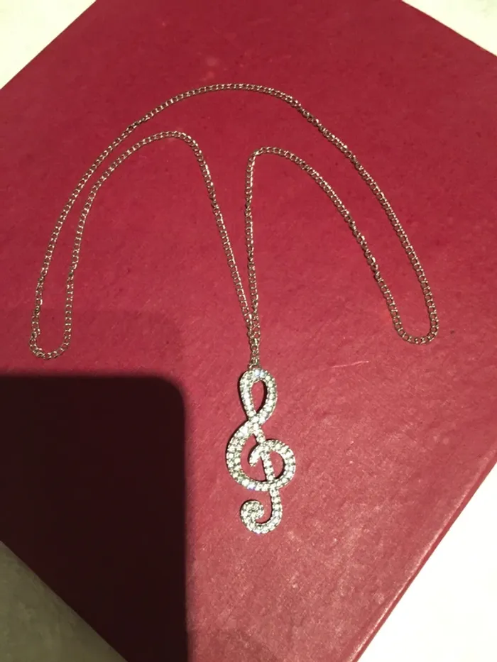 Collier argenté avec strass