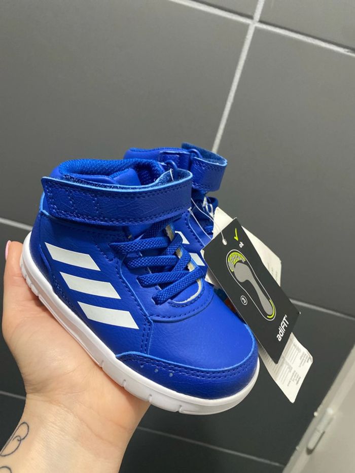 Basket taille 22 neuve