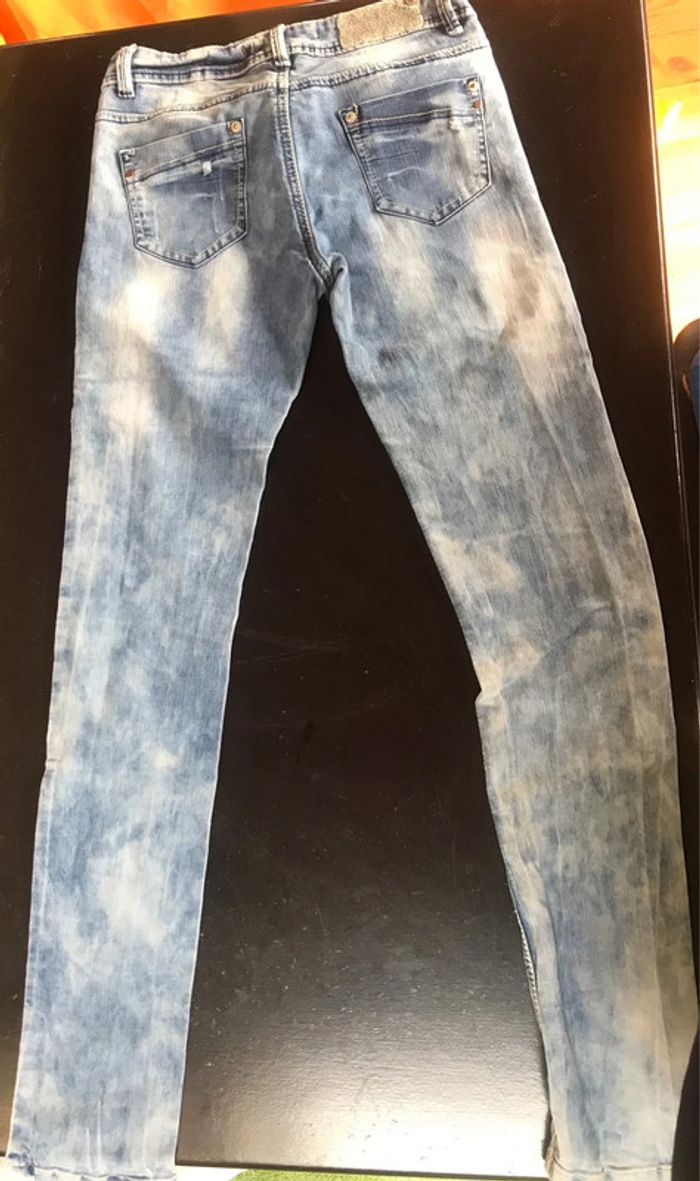 Jean troué taille 36 - photo numéro 2