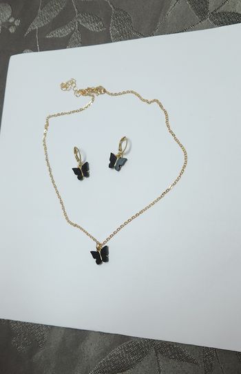 Collier avec boucles d'oreilles papillon neuf 